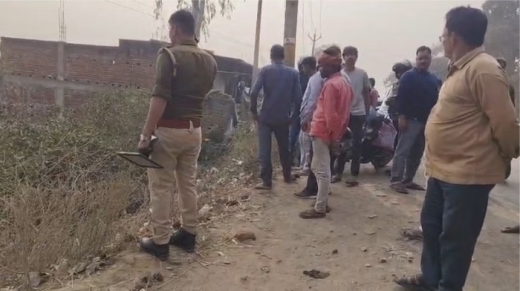 पति को खाना देने जा रही पत्नी को पुलिस की गाड़ी ने उड़ाया